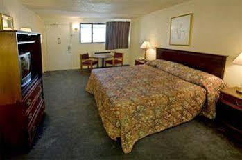 Super 8 By Wyndham - Norfolk