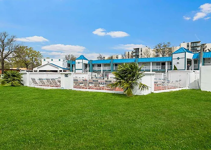 Super 8 By Wyndham Portsmouth - Norfolk