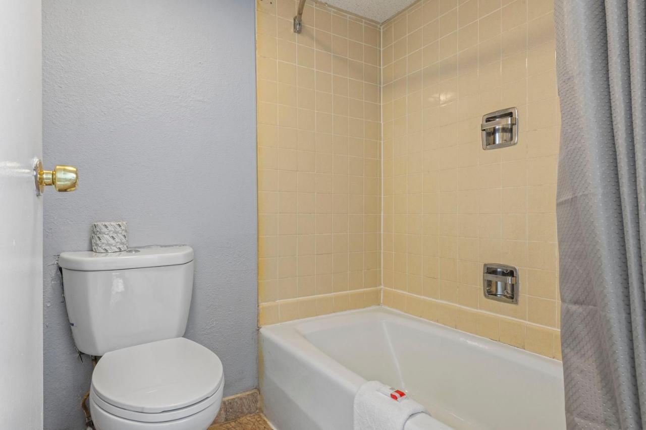 Super 8 By Wyndham - Norfolk Motel 2*
